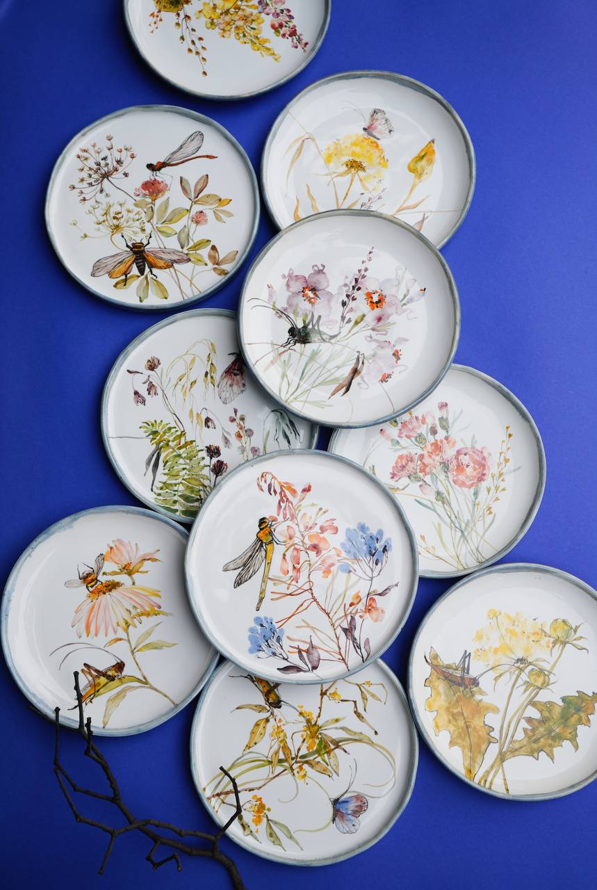 10 pcs. Porcelain plate with "bugs on flower" painting