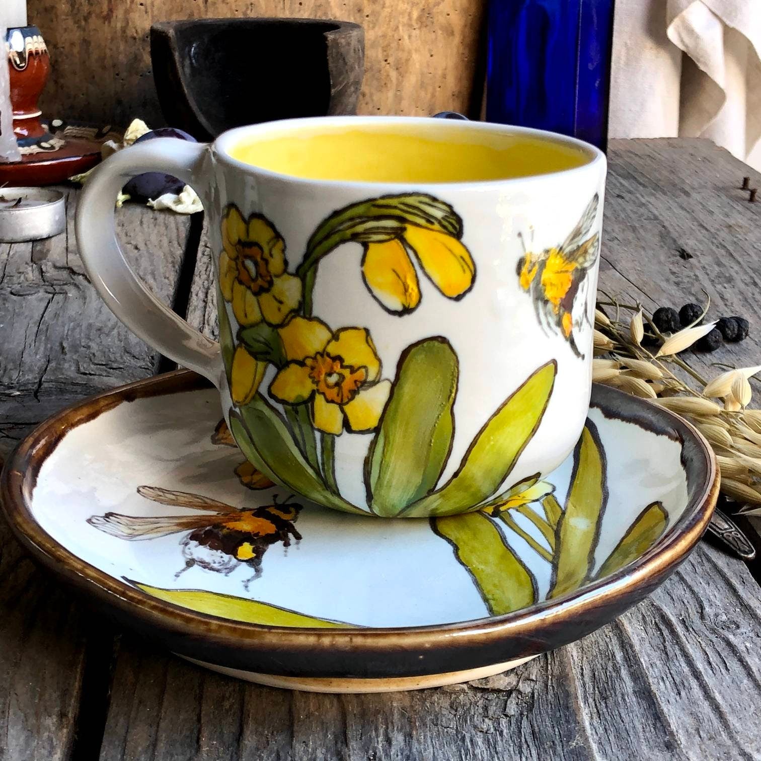 Tea Mug fall narcissus, majolica -